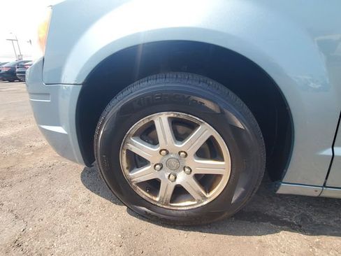 Used 2009 Chrysler Town & Country Touring FWD image 28