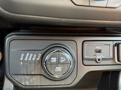 Used 2023 Jeep Renegade Trailhawk AWD/4WD image 14