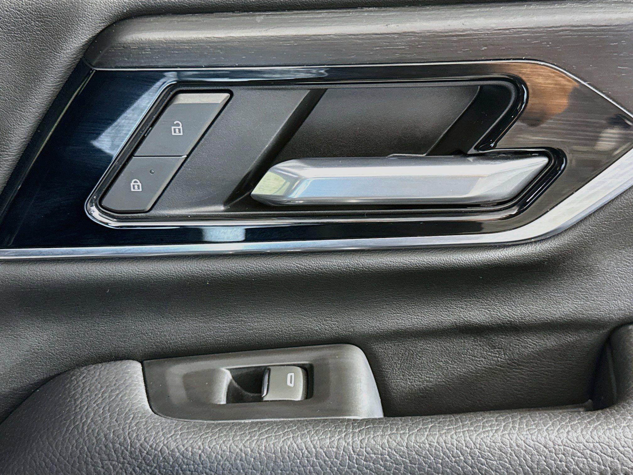 Used 2025 GMC Yukon Denali AWD/4WD image 28