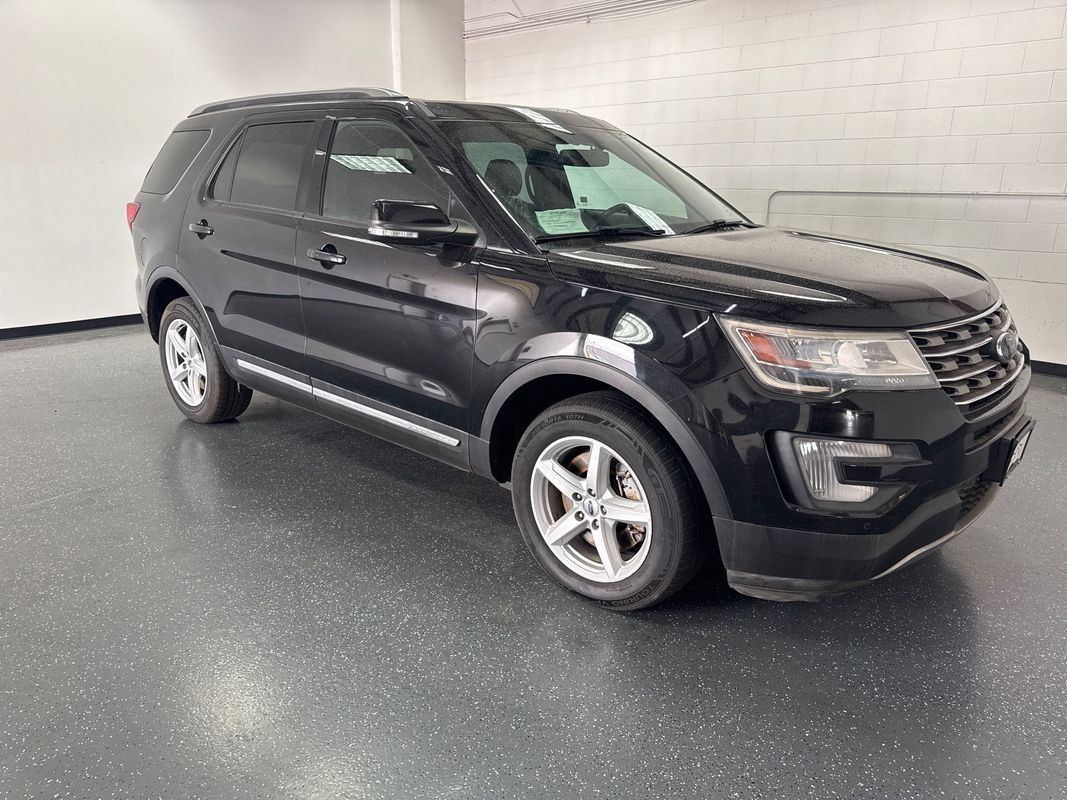 Used 2017 Ford Explorer XLT w/ Equipment Group 202A AWD/4WD image 2