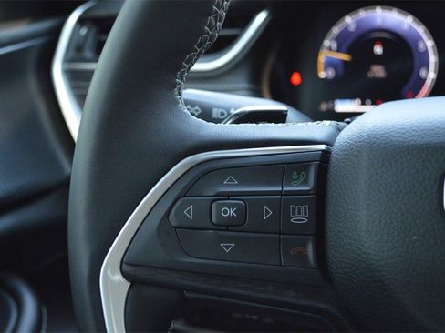 Used 2023 Jeep Grand Cherokee Altitude image 17