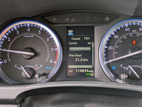 Used 2019 Toyota Highlander SE w/ Nightshade Edition AWD/4WD image 10