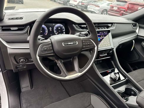 New 2025 Jeep Grand Cherokee Altitude AWD/4WD image 3