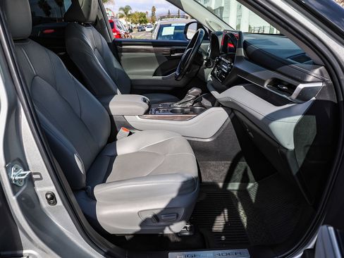 Used 2022 Toyota Highlander Limited image 11