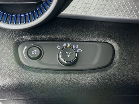 Used 2025 Chevrolet Trax LS image 16