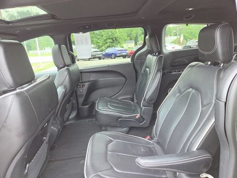 Used 2025 Chrysler Pacifica Limited FWD image 27