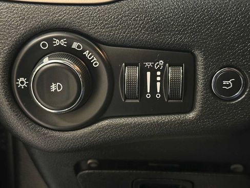 Used 2015 Jeep Cherokee Limited w/ Luxury Group AWD/4WD image 19