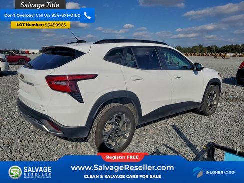 Used 2024 Chevrolet Trax LT w/ Sunroof Package image 4