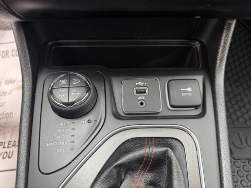 Used 2021 Jeep Cherokee Trailhawk w/ Technology Group AWD/4WD image 28