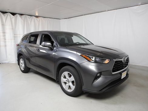 Used 2024 Toyota Highlander LE image 1