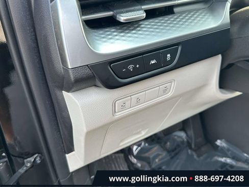 Certified 2024 Kia Carnival LX FWD image 18
