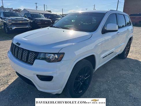 Used 2018 Jeep Grand Cherokee Altitude AWD/4WD image 7
