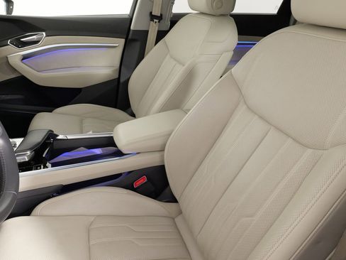 Used 2019 Audi e-tron Prestige w/ Prestige Package image 31