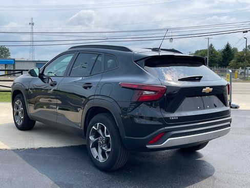 Used 2025 Chevrolet Trax LT FWD image 5