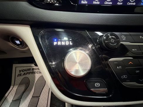 Used 2018 Chrysler Pacifica Touring-L Plus image 20
