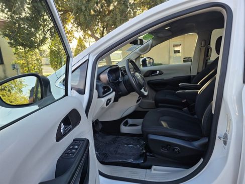 Used 2022 Chrysler Voyager LX image 12