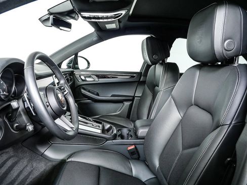Certified 2025 Porsche Macan image 5