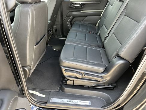 Certified 2025 Chevrolet Suburban LT RWD image 23