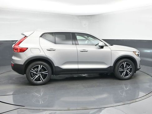 Used 2023 Volvo XC40 B5 Plus image 8