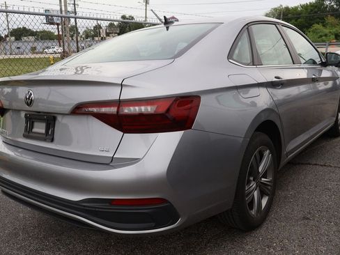 Used 2024 Volkswagen Jetta SE FWD image 3