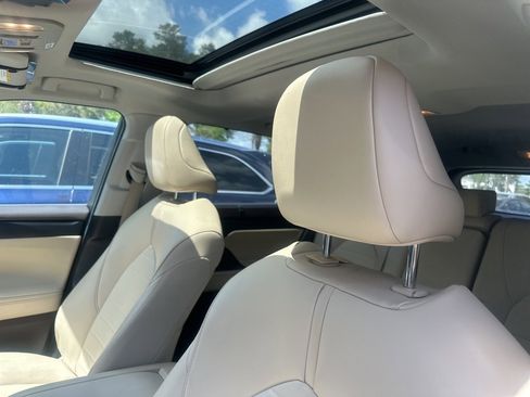 Used 2020 Toyota Highlander XLE AWD/4WD image 3