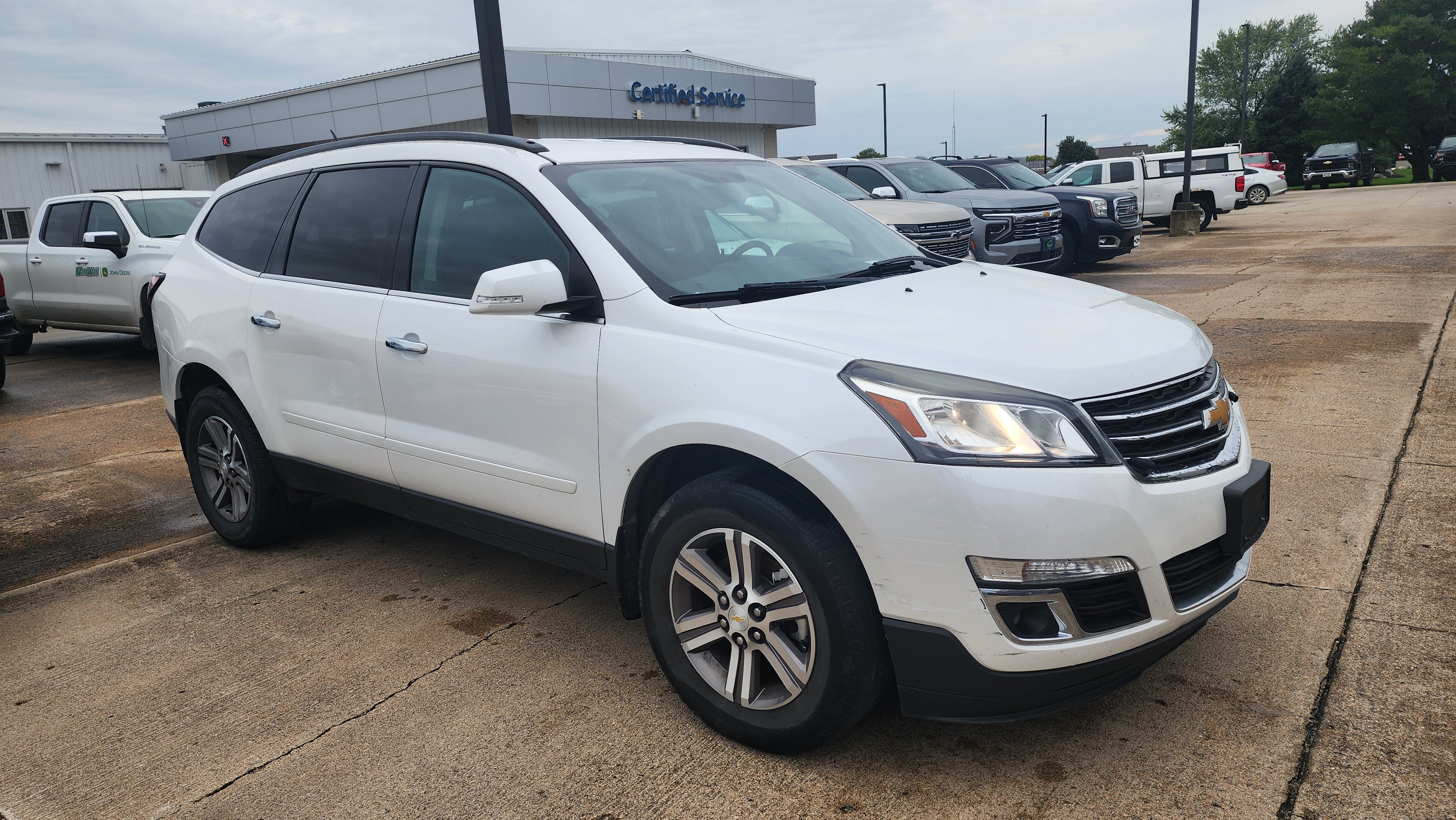 Used 2017 Chevrolet Traverse LT FWD image 3