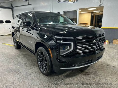 Used 2025 Chevrolet Suburban High Country AWD/4WD image 9