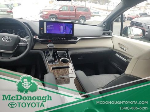Certified 2025 Toyota Sienna Platinum image 17