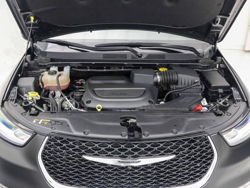 Used 2023 Chrysler Pacifica Touring-L FWD image 32