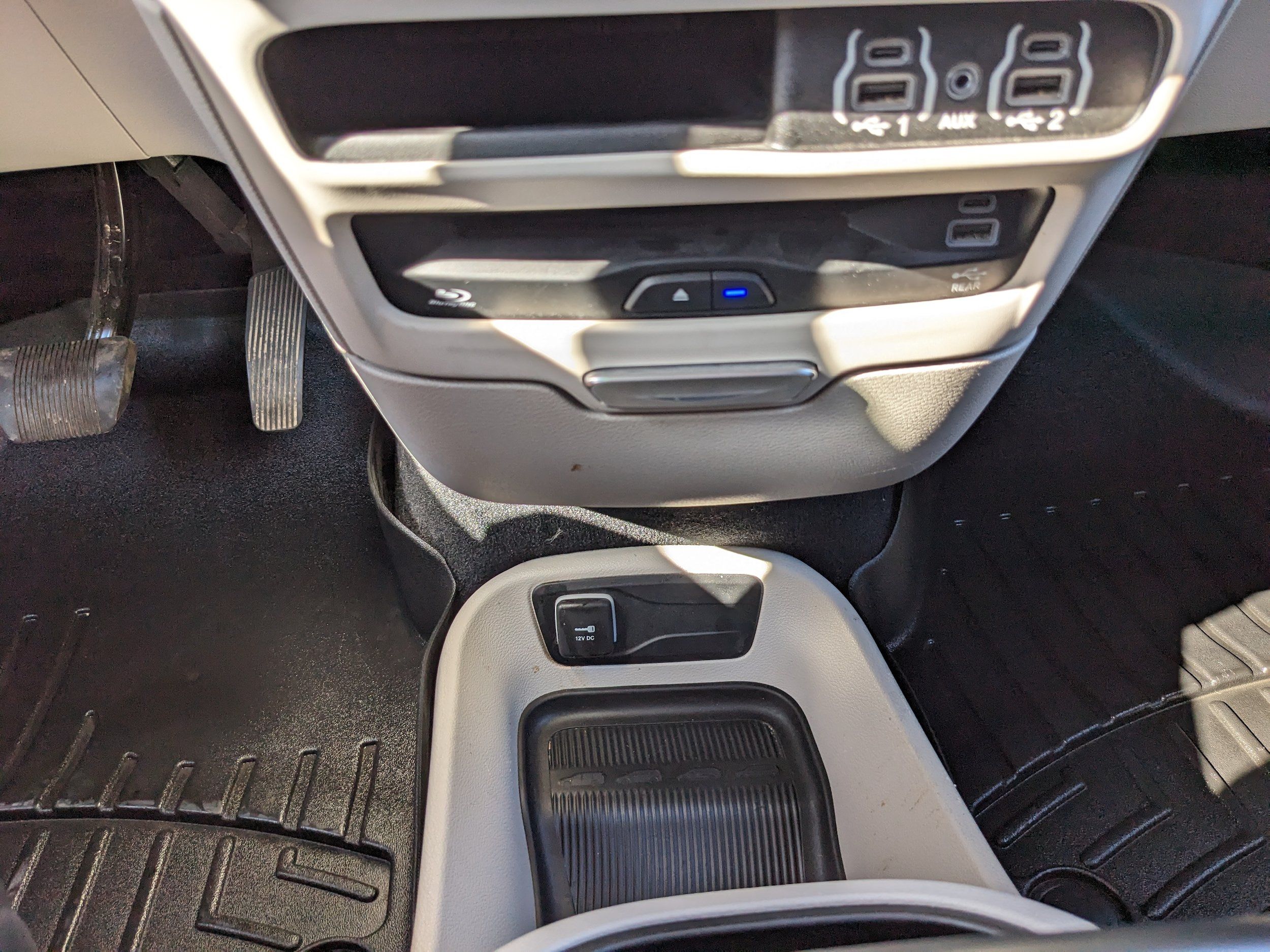 Used 2022 Chrysler Pacifica Touring-L w/ Uconnect Theater Family Group AWD/4WD image 34