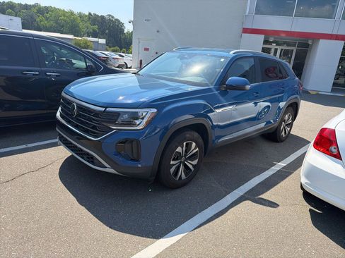 Used 2025 Volkswagen Atlas Cross Sport SE FWD image 2