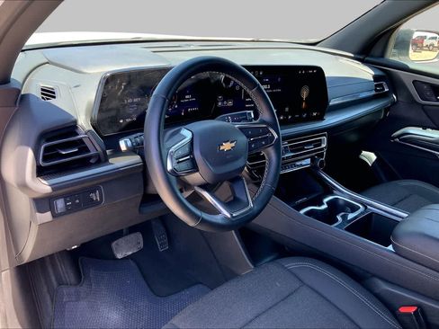 Used 2025 Chevrolet Traverse LT FWD image 18
