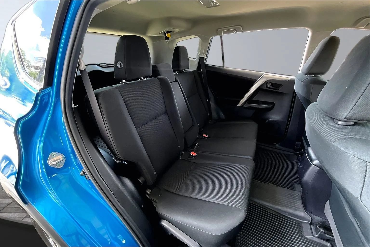 Used 2018 Toyota RAV4 LE w/ All Weather Liner Package FWD image 22