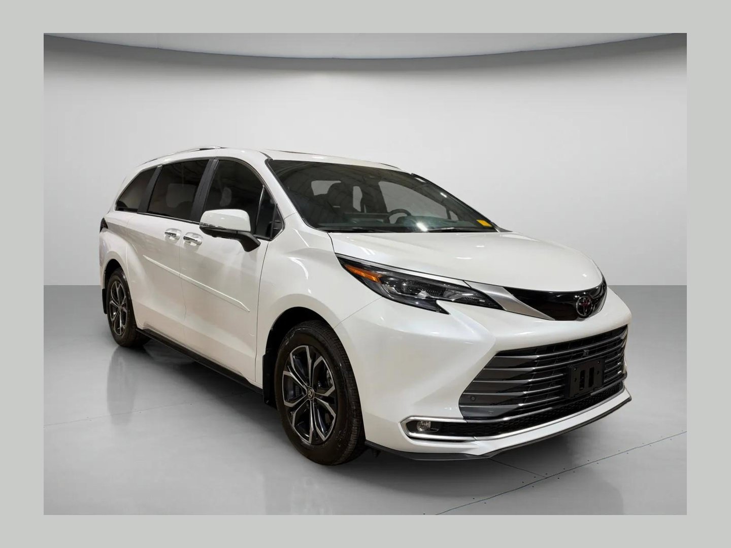 Used 2026 Toyota Sienna Platinum AWD/4WD image 1