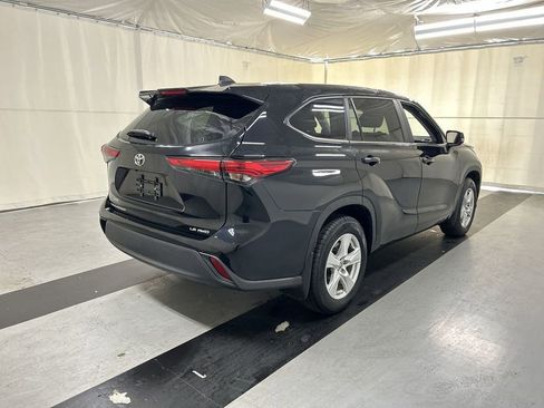Used 2023 Toyota Highlander LE AWD/4WD image 2
