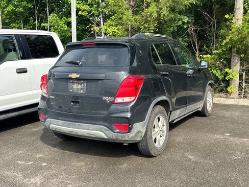 Used 2020 Chevrolet Trax LT w/ LT Convenience Package FWD image 4