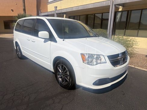 Used 2017 Dodge Grand Caravan SXT w/ Rear Park Assist Package FWD image 9