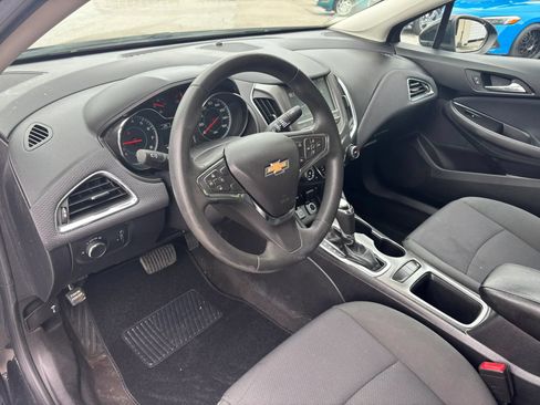 Used 2018 Chevrolet Cruze LT w/ Convenience Package FWD image 10