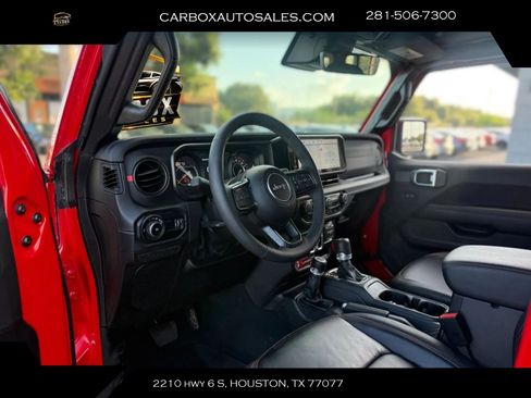 Used 2025 Jeep Wrangler Unlimited Rubicon AWD/4WD image 16