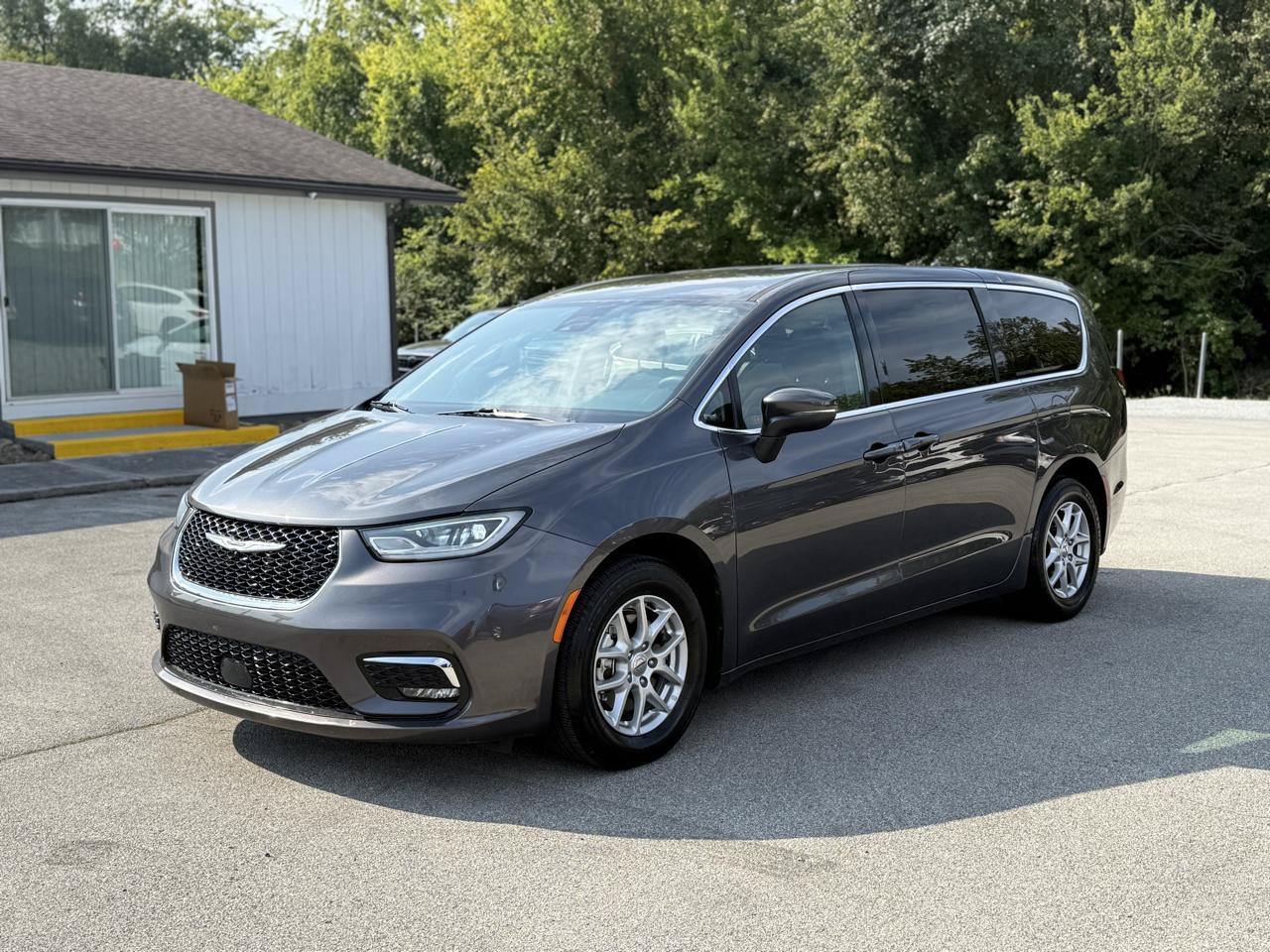 Used 2023 Chrysler Pacifica Touring FWD image 10