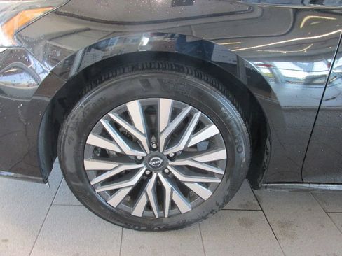 Used 2024 Nissan Altima 2.5 SV image 12
