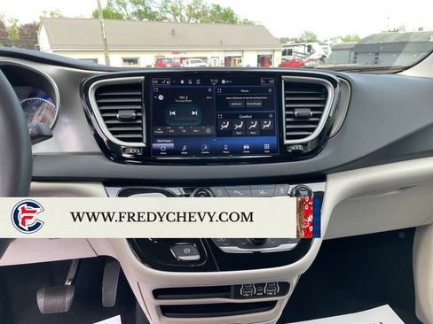 Used 2023 Chrysler Pacifica Touring-L FWD image 17