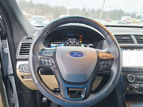 Used 2017 Ford Explorer XLT w/ Equipment Group 202A image 9
