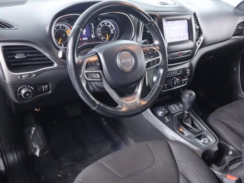 Used 2019 Jeep Cherokee Latitude w/ Cold Weather Group AWD/4WD image 9