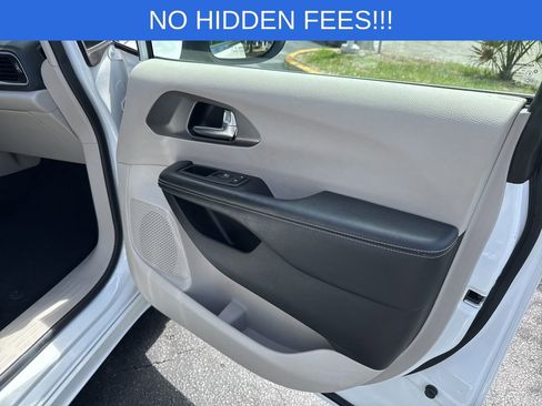 Used 2023 Chrysler Pacifica Touring-L FWD image 13