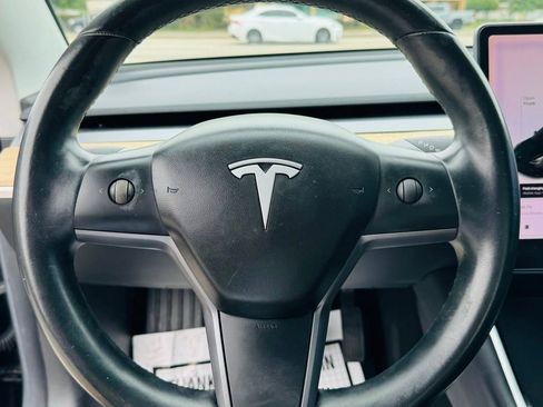 Used 2019 Tesla Model 3 Standard Range image 11