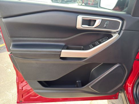 Used 2021 Ford Explorer XLT w/ Equipment Group 202A image 14