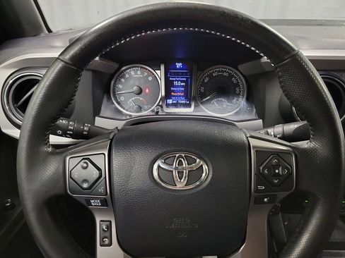 Used 2016 Toyota Tacoma Limited w/ Towing Package image 15