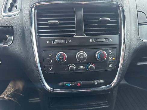 Used 2017 Dodge Grand Caravan SE image 18