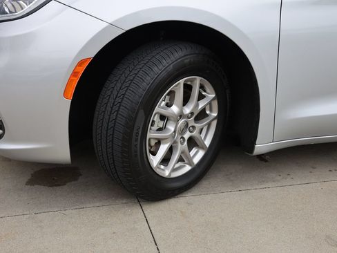 Used 2024 Chrysler Pacifica Touring-L FWD image 44